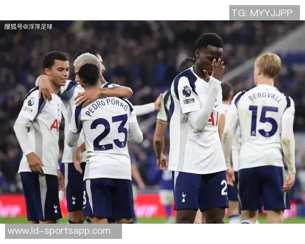 穆阿尼现身热刺训练场约翰逊乌多吉缺席引关注 穆阿尼现身热刺训练场约翰逊乌多吉缺席引关注