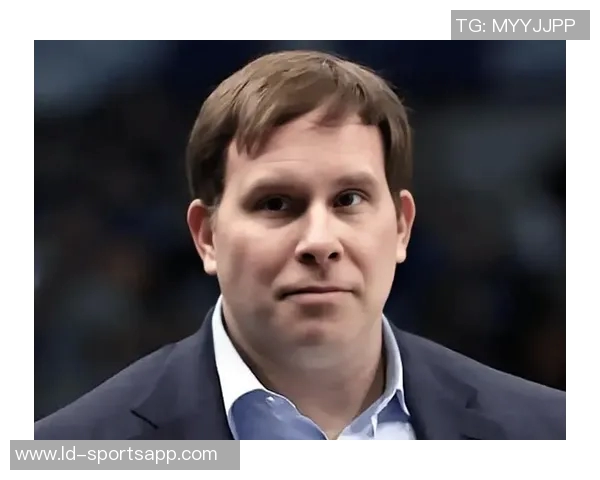 独行侠老板现场观战NBA中国赛女兆日月笑容成经典表情包