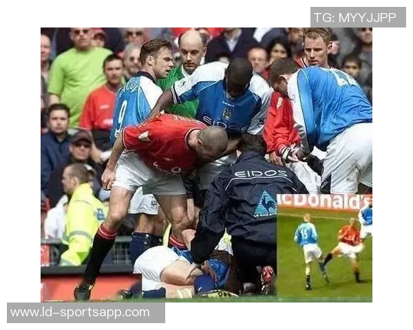 哈兰德铲射破门遭遇重创下身撞击立柱瞬间令人心疼