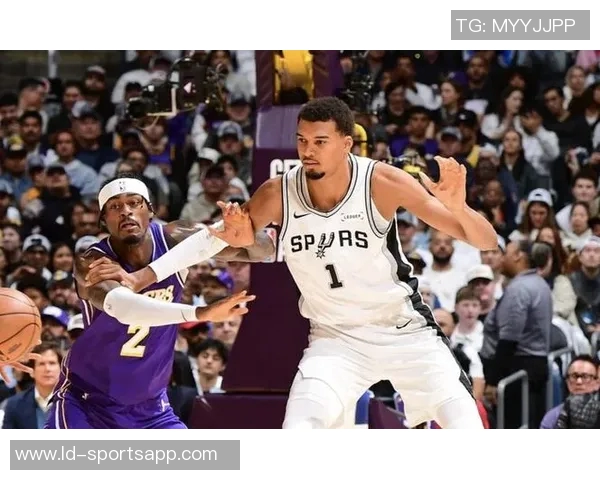 小莫布里表现平平16投仅中6得14分8板5助3断1帽正负值13 小莫布里表现平平16投仅中6得14分8板5助3断1帽正负值13