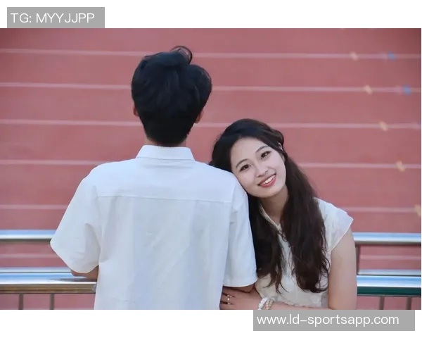 亚马尔与女友甜蜜热吻瞬间曝光眼中只映出彼此的爱意与幸福